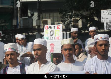 Dhaka Bangladesh 25 octobre 2023,le mouvement islamique a organisé des manifestations et des marches contre l'occupation israélienne illégale de la Palestine. Nazmul isla Banque D'Images