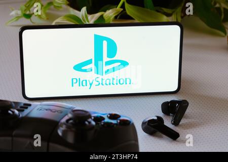 Brésil. 25 octobre 2023. Sur cette photo, le logo PlayStation est affiché sur l'écran d'un smartphone, à côté d'une manette de jeu et d'un casque. Crédit : SOPA Images Limited/Alamy Live News Banque D'Images