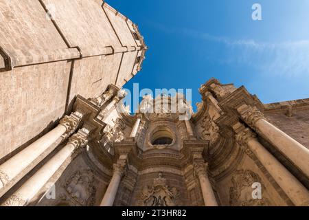 Valence, Espagne - 23 septembre 2023 : vue de bas en haut de la cathédrale de Valence avec son clocher El Miguelete. Tour de style gothique. Banque D'Images