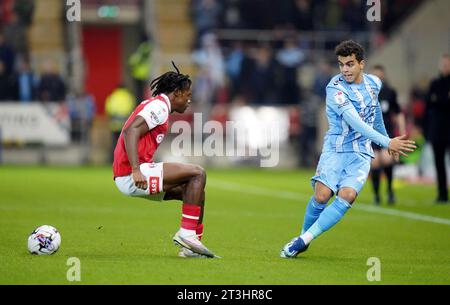 Yasin Ayari, de Coventry City, joue une passe dans le Dexter Lembikisa de Rotherham United lors du Sky Bet Championship Match à l'AESSEAL New York Stadium de Rotherham. Date de la photo : mercredi 25 octobre 2023. Banque D'Images