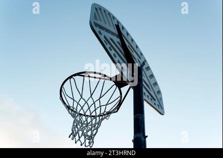 Basket-ball Hoop avec ciel bleu en arrière-plan, crépuscule Banque D'Images