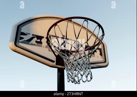 Basket-ball Hoop avec ciel bleu en arrière-plan, crépuscule Banque D'Images