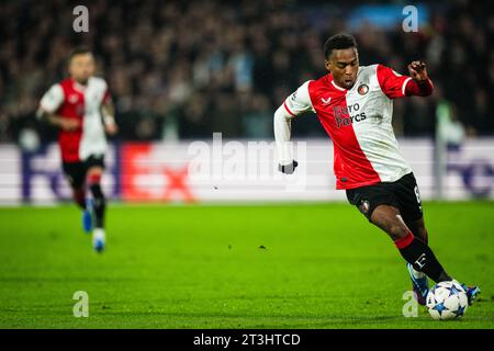 Rotterdam, pays-Bas. 25 octobre 2023. Rotterdam - Quinten Timber de Feyenoord lors de la 3e étape de la phase de groupes de l'UEFA Champions League entre Feyenoord et SS Lazio au Stadion Feijenoord de Kuip le 25 octobre 2023 à Rotterdam, aux pays-Bas. Crédit : photos boîte à boîte/Alamy Live News Banque D'Images