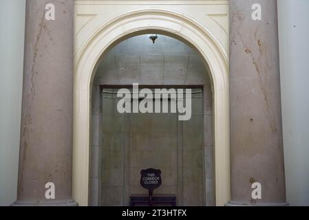 La plaque nominative du Président de la Chambre n’est plus vue au-dessus du bureau du Président dans le Capitole le mercredi 25 octobre 2023, après que le représentant des États-Unis Mike Johnson (républicain de Louisiane) a officiellement annoncé sa victoire en tant que candidat du GOP pour le Président de la Chambre hier soir. Johnson était le deuxième candidat de la journée, avec le whip majoritaire représentant des États-Unis Tom Emmer (républicain du Minnesota) abandonnant quelques heures après sa victoire. Le parti a d'abord nommé le chef de la majorité à la Chambre des États-Unis Steve Scalise (républicain de Louisiane), qui a abandonné peu après avoir remporté le Banque D'Images