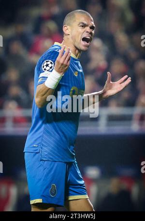Anvers, Belgique. 25 octobre 2023. Pepe de Porto fait des gestes lors d'un match de football entre le Belge Royal Antwerp FC et le Portugais FC Porto, mercredi 25 octobre 2023 à Anvers, le troisième jour de la phase de groupes de la Ligue des Champions, dans le groupe H. BELGA PHOTO VIRGINIE LEFOUR Credit : Belga News Agency/Alamy Live News Banque D'Images