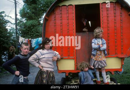 Groupe familial de voyageurs irlandais. Mères enfants, elles sont plantées au bord de la route. Le wagon est un wagon à cheval traditionnel en bois à tête de Bow ou Barrel. Bunratty, comté de Clare, Irlande du Sud des années 1979 1970 HOMER SYKES Banque D'Images