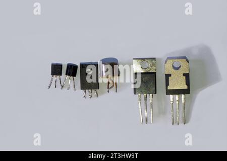 Types de boîtiers de transistors. Composants semi-conducteurs isolés sur gris. Banque D'Images