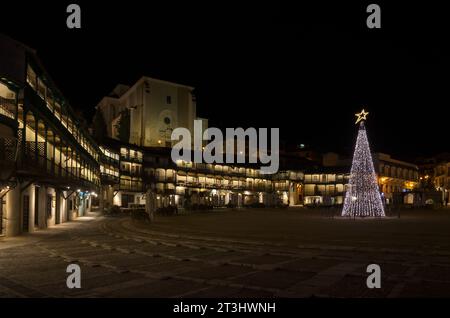 Place principale de Chinchón illuminée une nuit de Noël, Madrid, Espagne Banque D'Images