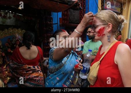 Non exclusive : 24 octobre 2023, Kolkata, Inde : les dévots immergent une idole de la déesse Durga River Ganga sur 'Vijoyadasami', marquage et fin à la fe Banque D'Images