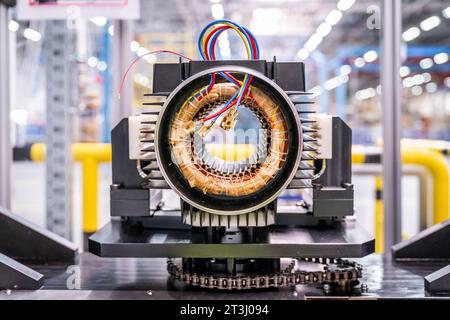 Vue avant du moteur électrique pour l'industrie des pompes. Photo de haute qualité Banque D'Images