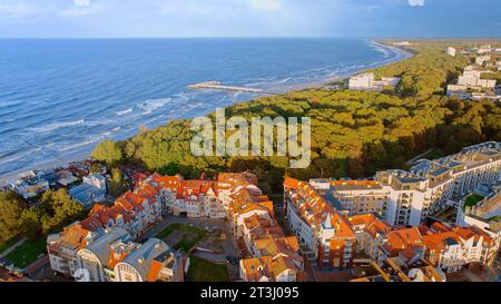 Prélassez-vous dans la sérénité baignée de soleil de la jetée de Kołobrzeg, telle que capturée par cette photo de drone. La vaste promenade en bois s'étend dans la Baltique azur. Banque D'Images