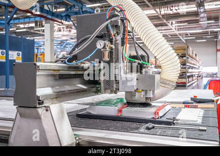 Ligne d'assemblage automatisée avec partie industrielle de meulage de tuyau ondulé. Photo de haute qualité Banque D'Images