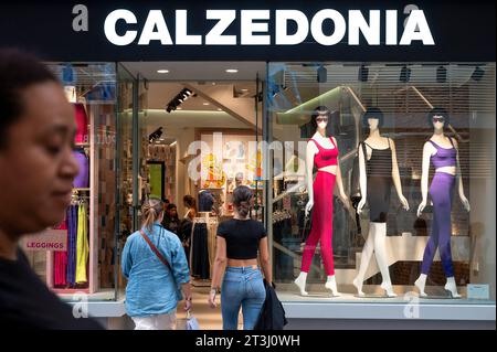 Madrid, Espagne. 25 octobre 2023. Les acheteurs entrent dans le magasin de la marque de mode italienne Calzedonia en Espagne. (Photo Xavi Lopez/SOPA Images/Sipa USA) crédit : SIPA USA/Alamy Live News Banque D'Images