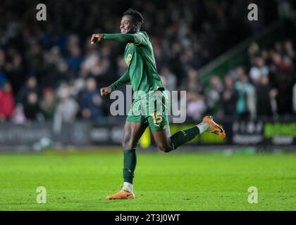 Mustapha Bundu #15 de Plymouth Argyle marque pour le faire 1-0 lors du Sky Bet Championship Match Plymouth Argyle vs Sheffield Wednesday à Home Park, Plymouth, Royaume-Uni, le 25 octobre 2023 (photo de Stan Kasala/News Images) dans , le 10/25/2023. (Photo de Stan Kasala/News Images/Sipa USA) Banque D'Images