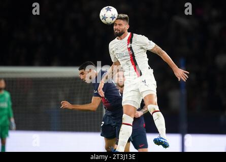 Olivier Giroud de l'AC Milan en action contre Achraf Hakimi du PSG lors du match du Groupe F de l'UEFA Champions League au Parc des Princes à Paris. Date de la photo : mercredi 25 octobre 2023. Banque D'Images