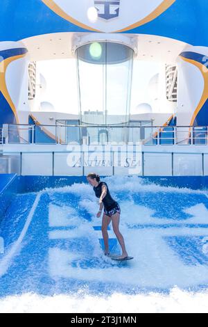 Flowrider surf simulateur de surf sur le navire de croisière Royal Caribbean 'Anthem of the Seas', Gran Canaria, Îles Canaries, Espagne Banque D'Images