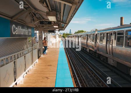 Un train sur la Blue Line de Chicago s'arrête à California Station Banque D'Images