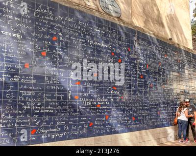 "Je t'aime" en plusieurs langues sur le mur des Amours (le mur des Je t'aime), place des Abbesses, Montmartre, Paris, Île-de-France, France Banque D'Images