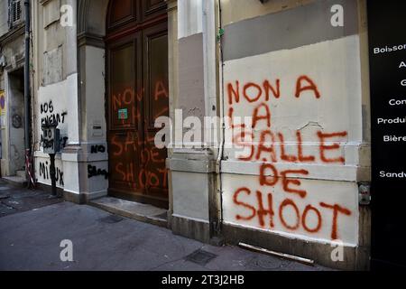 21 octobre 2023, Marseille, France : vue générale de la façade de la future salle de tournage à Marseille sur laquelle a été étiquetée ''nos enfants méritent mieux'' et ''non à la salle de tournage''. Un â€roomâ de consommation de risque œlower€ (SCMR), plus communément appelé un â€œshooting roomâ€, devrait voir le jour en 2024 au 110 boulevard de la LibÃ©ration à Marseille. L’emplacement, qui a été choisi par la municipalité, inquiète certains résidents locaux et les parents d’élèves des écoles voisines. (Image de crédit : © Gerard Bottino/SOPA Images via ZUMA Press Wire) USAGE ÉDITORIAL SEULEMENT! Non destiné à UN USAGE commercial Banque D'Images