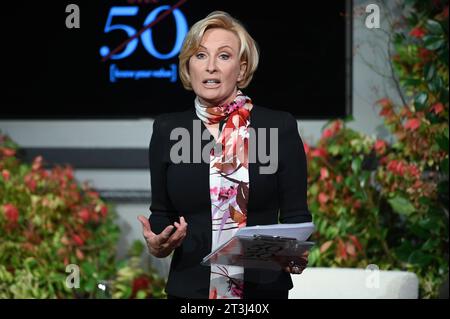 Mika Brzezinski parle sur scène lors de la célébration Forbes 50 Over 50 2023 au Forbes on Fifth, New York, NY, le 25 octobre 2023. (Photo Anthony Behar/Sipa USA) Banque D'Images