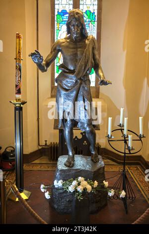 John the Baptist par Sir William Goscombe John dans la cathédrale métropolitaine de St David Cardiff South Wales UK Banque D'Images