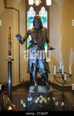 John the Baptist par Sir William Goscombe John dans la cathédrale métropolitaine de St David Cardiff South Wales UK Banque D'Images