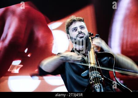 Le violoncelliste Stjepan Hauser, ancien membre de 2ERlos, a donné un concert à Zagreb, Croatie, le 25. Octobre 2023. Photo : Slavko Midzor/PIXSELL crédit : Pixsell/Alamy Live News Banque D'Images