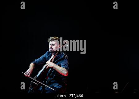 Le violoncelliste Stjepan Hauser, ancien membre de 2ERlos, a donné un concert à Zagreb, Croatie, le 25. Octobre 2023. Photo : Slavko Midzor/PIXSELL crédit : Pixsell/Alamy Live News Banque D'Images