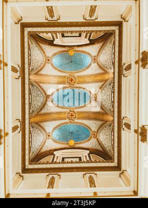 Le superbe plafond Tiffany Dome dans le bâtiment Marshall Field à Chicago, maintenant un grand magasin Macy's. Banque D'Images