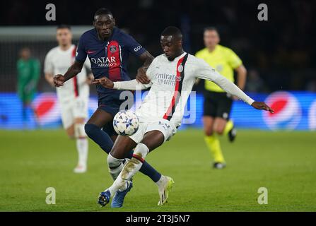 Randal Kolo Muani du PSG en action contre Fikayo Tomori de l'AC Milan lors du match du Groupe F de l'UEFA Champions League au Parc des Princes à Paris. Date de la photo : mercredi 25 octobre 2023. Banque D'Images