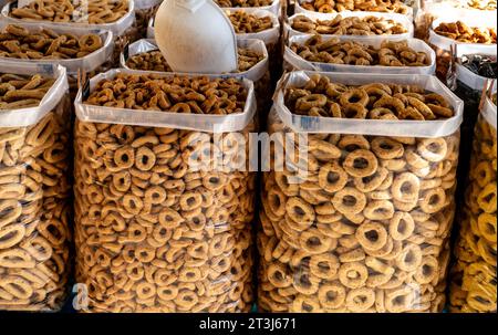 Récipients de Tarallini, bouchées de pain traditionnelles en vente dans un étal de marché à Polignano a Mare, Italie. Banque D'Images
