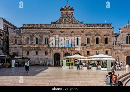 Piazza della Liberta, la place principale d'Ostuni, Italie. Avec la mairie en arrière-plan. Banque D'Images