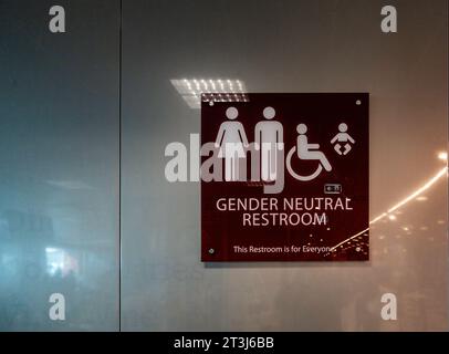 Un panneau pour une toilette neutre à l'aéroport Brendisi, Italie. Banque D'Images