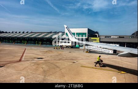 Un avion Ryanair sur le tarmac de l'aéroport de Brindisi, en Italie. Banque D'Images