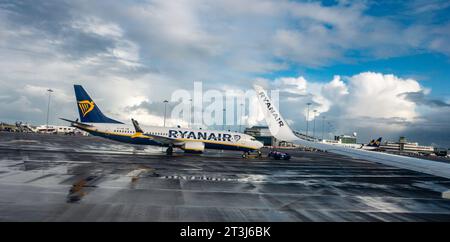 Avions Ryanair sur le tarmac à l'aéroport de Dublin, Irlande. Banque D'Images