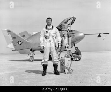 Le commandant Cecil Powell, pilote de l'Armée de l'Air, se tient devant le X-24a après un vol de recherche. Le Martin Marietta X-24 était un avion expérimental américain développé à partir d'un programme commun de l'United States Air Force et de la NASA nommé PILOT (1963-1975). Il a été conçu et construit pour tester les concepts de corps de levage, expérimentant avec le concept de rentrée et d'atterrissage sans moteur Banque D'Images