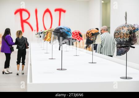 Londres, Royaume-Uni. 25 octobre 2023. Vue générale. 'R.I.O.T.' voit seize anciens casques anti-émeute des opérations de maintien de l'ordre au Royaume-Uni récupérés et transformés par 16 artistes en casques de paix. Créés il y a jusqu'à dix ans, c'est la première fois qu'ils sont affichés. R.I.O.T. se déroule à la Saatchi Gallery du 26 octobre au 7 novembre. Crédit : Imageplotter/Alamy Live News Banque D'Images