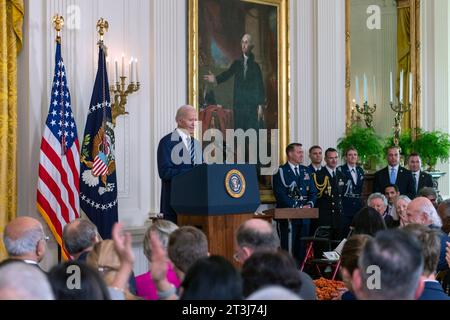 Washington, États-Unis. 24 octobre 2023. Le président américain Joe Biden prononce une allocution lors de la cérémonie de remise des prix de la Médaille nationale de la Science dans la salle est de la Maison Blanche, le 24 octobre 2023 à Washington, DC crédit : Christopher Kaufmann/U.S. Photo de l'armée/Alamy Live News Banque D'Images