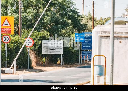 Un panneau accueille les chauffeurs dans la zone de base souveraine orientale, une zone militaire contrôlée par les Britanniques sur l'île de Chypre Banque D'Images