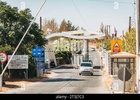 Un panneau accueille les chauffeurs dans la zone de base souveraine orientale, une zone militaire contrôlée par les Britanniques sur l'île de Chypre Banque D'Images