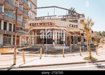 Le café abandonné Edelweiss dans la banlieue de Varosha, Famagouste, Chypre du Nord. Les troupes turques ont envahi en 1974 et les résidents sont incapables de rentrer Banque D'Images