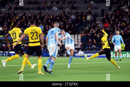 Erling Haaland de Manchester City marque le troisième but de son équipe lors du match du groupe G de l'UEFA Champions League au stade Wankdorf de Berne, en Suisse. Date de la photo : mercredi 25 octobre 2023. Banque D'Images