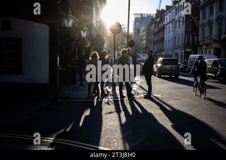 Les hommes d'affaires de Mayfair boivent de la bière dans les rues à l'extérieur du pub Coach & Horses sur Bruton Street, dans le centre de Londres, en Angleterre, au Royaume-Uni Banque D'Images