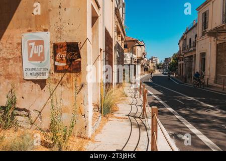 Old 7-Up et Coca-Cola signalisations dans la ville de Varosha, Chypre du Nord. Abandonné en 1974 après l'invasion des troupes turques. Ouvert aux touristes en 2020 Banque D'Images