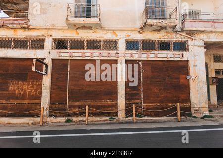 Un commerce de détail fermé dans la ville fantôme de Varosha, Famagouste, Chypre du Nord. Les habitants ont fui une invasion turque en 1974 Banque D'Images