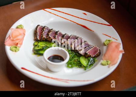 Apéritif au thon au sésame noir et blanc avec salade d'algues Banque D'Images