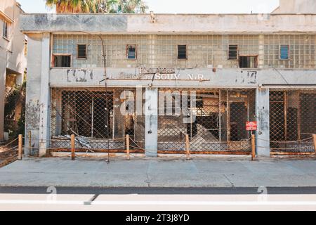 Une boutique de souvenirs abandonnée dans la ville fantôme de Varosha, au nord de Chypre. Autrefois une station touristique florissante, les habitants ont fui après l'invasion de Türkiye en 1974 Banque D'Images