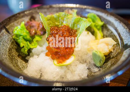 Sashimi ikura servi frais sur glace Banque D'Images