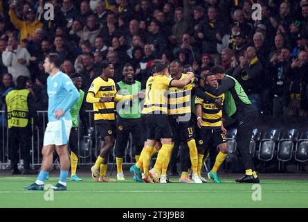 Meschack Elia des jeunes garçons célèbre avoir marqué le premier but de leur équipe avec ses coéquipiers lors du match du groupe G de l'UEFA Champions League au stade Wankdorf de Berne, en Suisse. Date de la photo : mercredi 25 octobre 2023. Banque D'Images