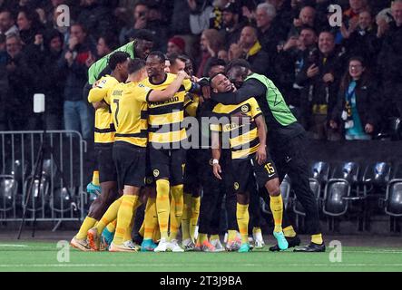 Meschack Elia des jeunes garçons célèbre avoir marqué le premier but de leur équipe avec ses coéquipiers lors du match du groupe G de l'UEFA Champions League au stade Wankdorf de Berne, en Suisse. Date de la photo : mercredi 25 octobre 2023. Banque D'Images